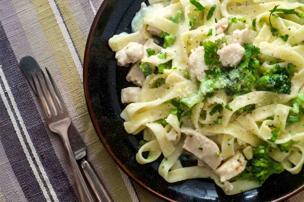 Einfaches Hähnchen-Brokkoli-Alfredo