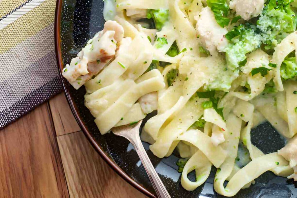 Einfaches Hähnchen-Brokkoli-Alfredo