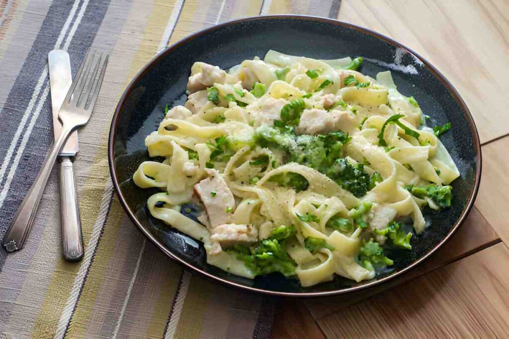 Einfaches Hähnchen-Brokkoli-Alfredo