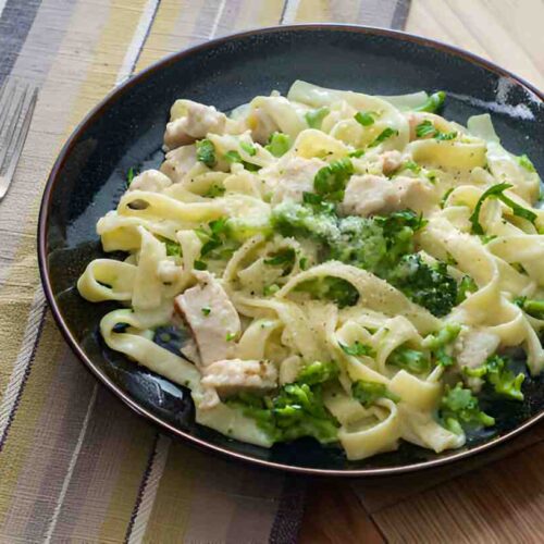 Einfaches Hähnchen-Brokkoli-Alfredo