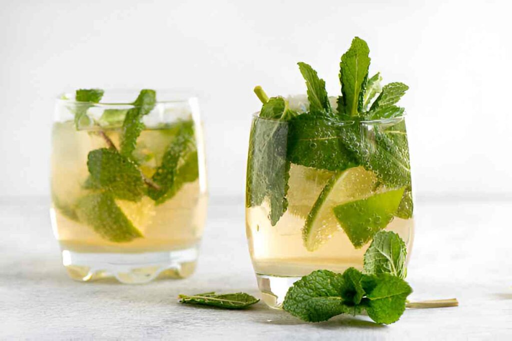 Eistee mit Limette und Pfefferminze
