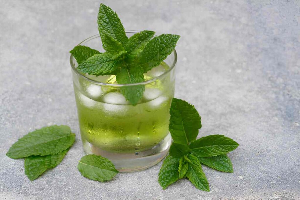 Eistee mit Limette und Pfefferminze