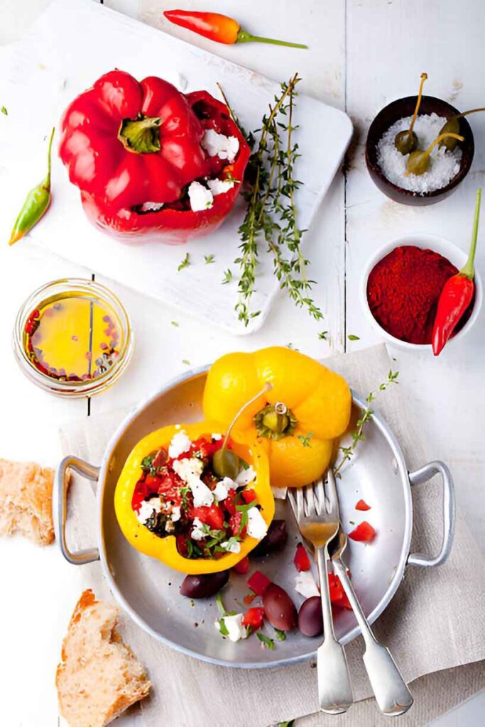 Gefüllte Feta-Paprika mit buntem Salat
