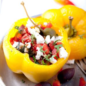 Gefüllte Feta-Paprika mit buntem Salat