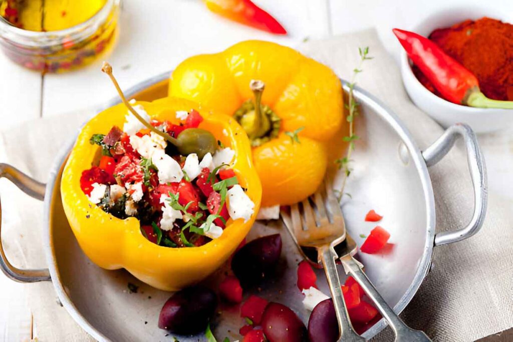 Gefüllte Feta-Paprika mit buntem Salat
