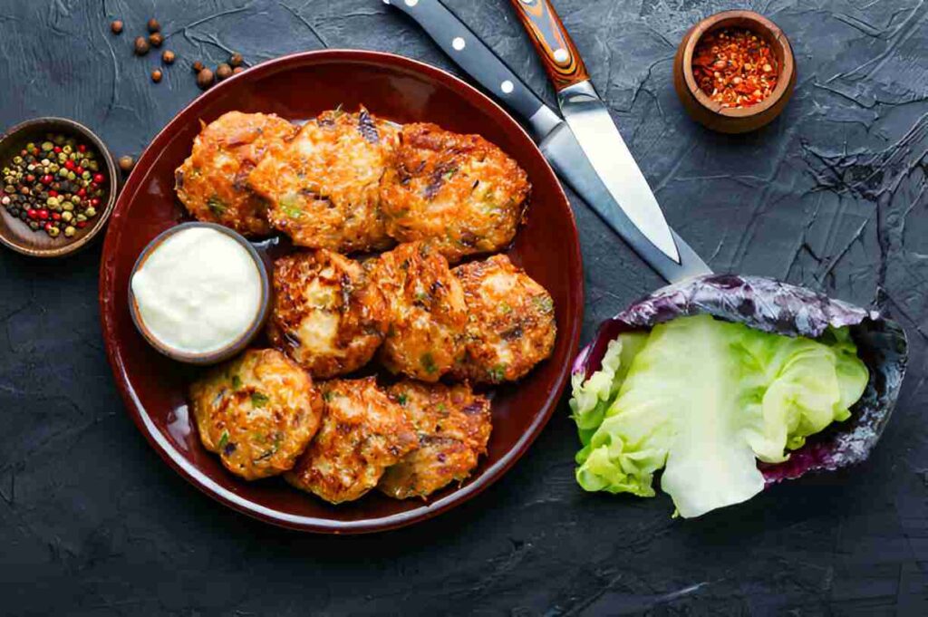 Weißkohlpuffer mit Sriracha-Mayo