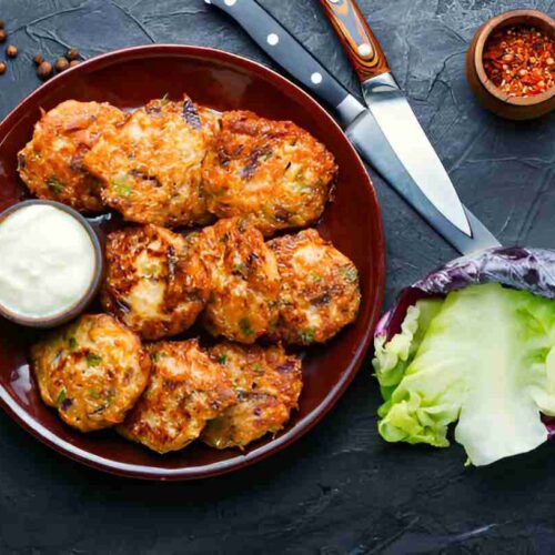 Weißkohlpuffer mit Sriracha-Mayo
