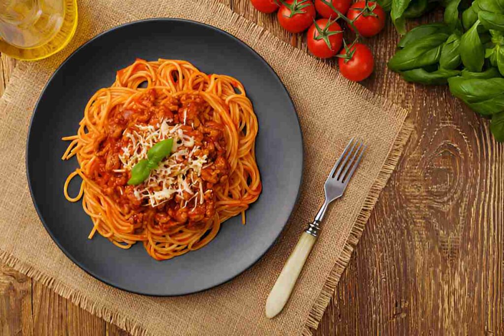 Spaghetti mit Hühnerhackfleisch und Tomatensauce