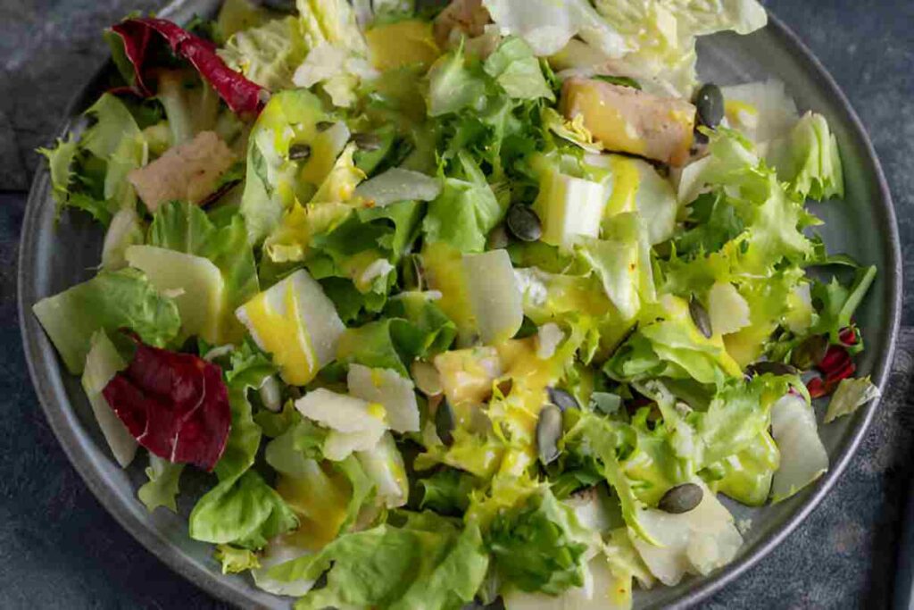 Grüner Salat mit Honig-Senf Dressing