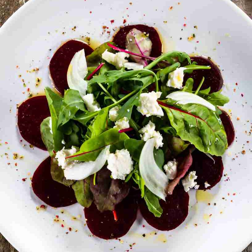 Rote Bete-Carpaccio mit gratiniertem Ziegenkäse