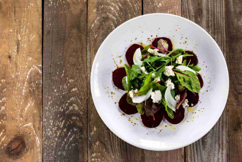 Rote Bete-Carpaccio mit gratiniertem Ziegenkäse