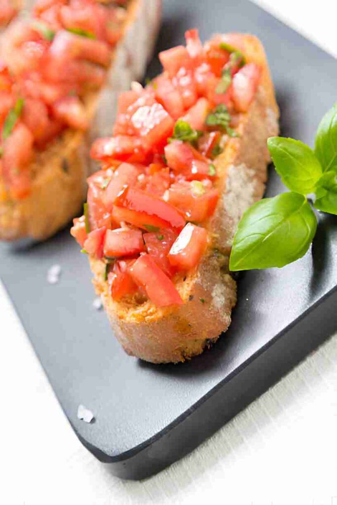 Bruschetta mit Tomaten und Knoblauchöl