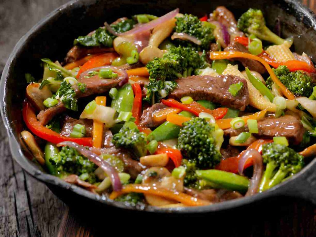 Asia Nudelpfanne mit Gemüse und Rindfleisch