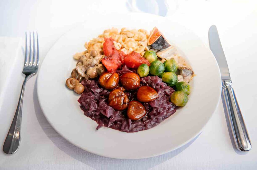 Pilz-Maronen Ragout mit Ofenknödeln und Rotkraut