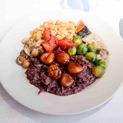 Pilz-Maronen Ragout mit Ofenknödeln und Rotkraut