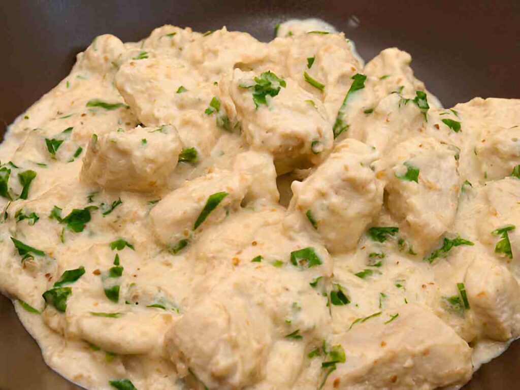 Keto Crockpot Hähnchen Alfredo