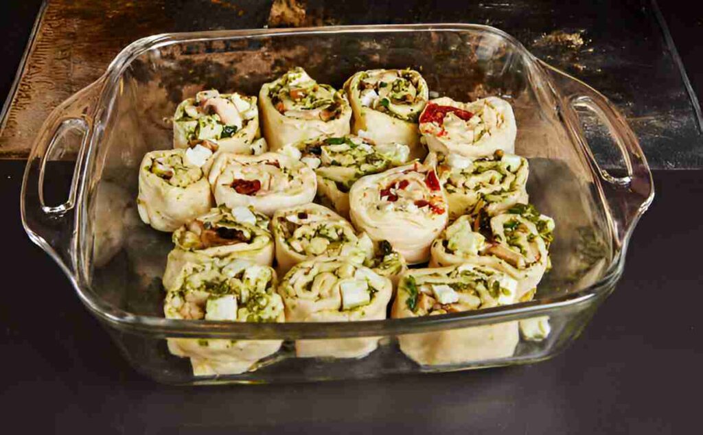 Gefüllte Brötchen mit Feta und Pesto