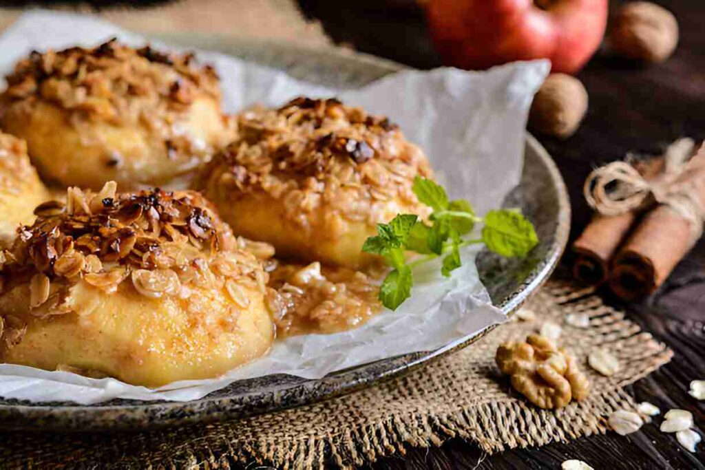 Gebackener Apfel mit Haferflocken und Walnüssen