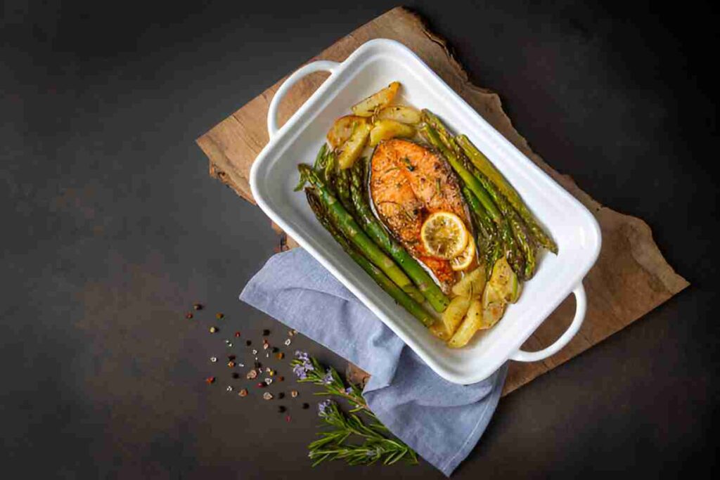 Lachs mit grünem Spargel aus dem Ofen