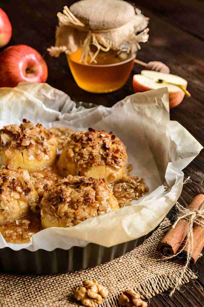 Gebackener Apfel mit Haferflocken und Walnüssen