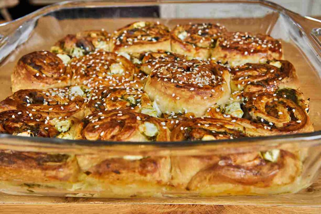 Gefüllte Brötchen mit Feta und Pesto