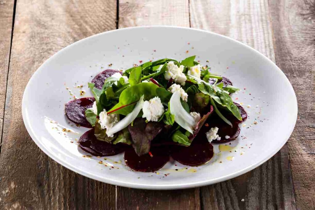 Rote Bete-Carpaccio mit gratiniertem Ziegenkäse