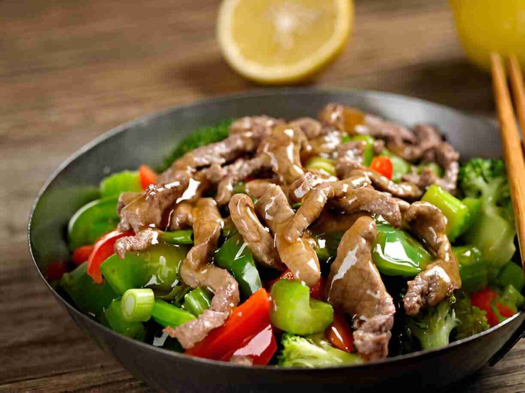 Asia Nudelpfanne mit Gemüse und Rindfleisch