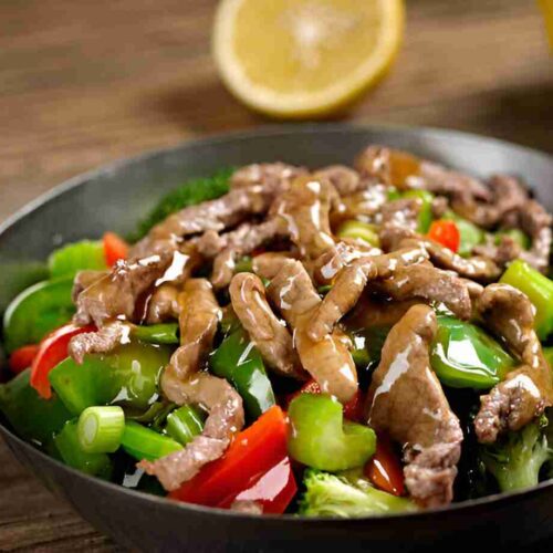Asia Nudelpfanne mit Gemüse und Rindfleisch