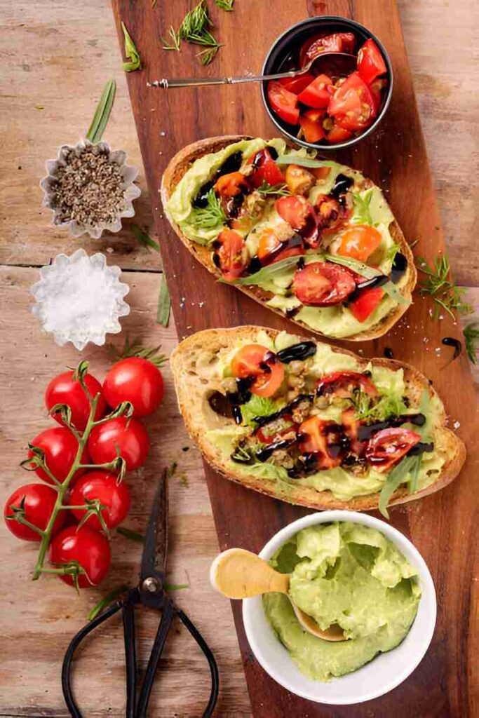 Geröstetes Brot mit Avocadobutter und Tomatensalat