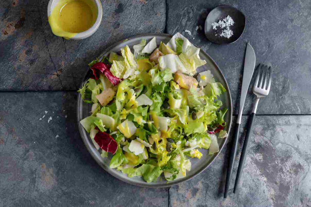 Grüner Salat mit Honig-Senf Dressing