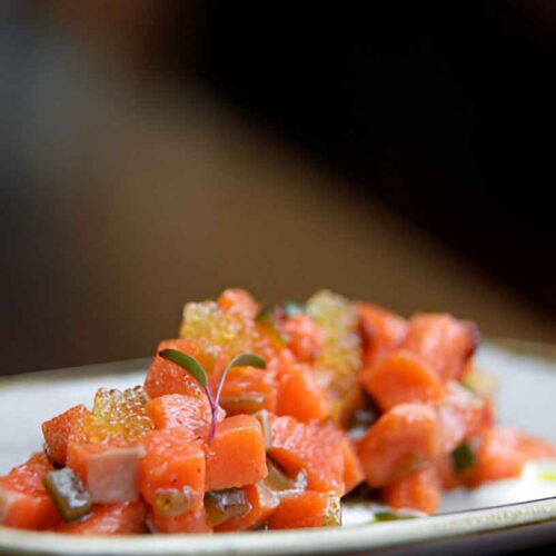 Lachs-Crudo mit scharfer Schnittlauchsauce und knusprigen Karotten