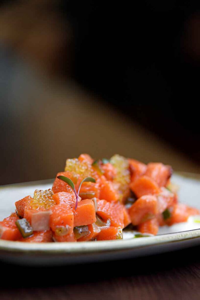 Lachs-Crudo mit scharfer Schnittlauchsauce und knusprigen Karotten