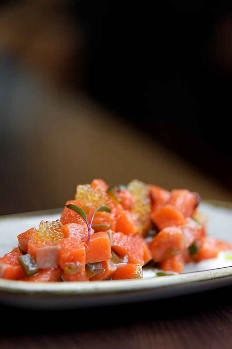 Lachs-Crudo mit scharfer Schnittlauchsauce und knusprigen Karotten