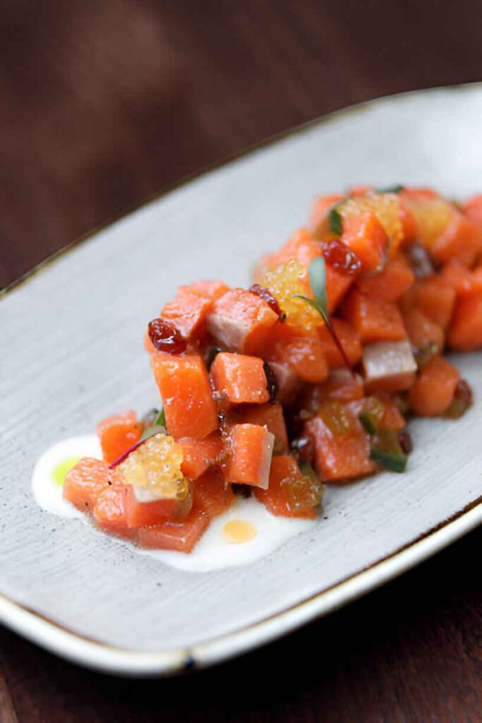 Lachs-Crudo mit scharfer Schnittlauchsauce und knusprigen Karotten