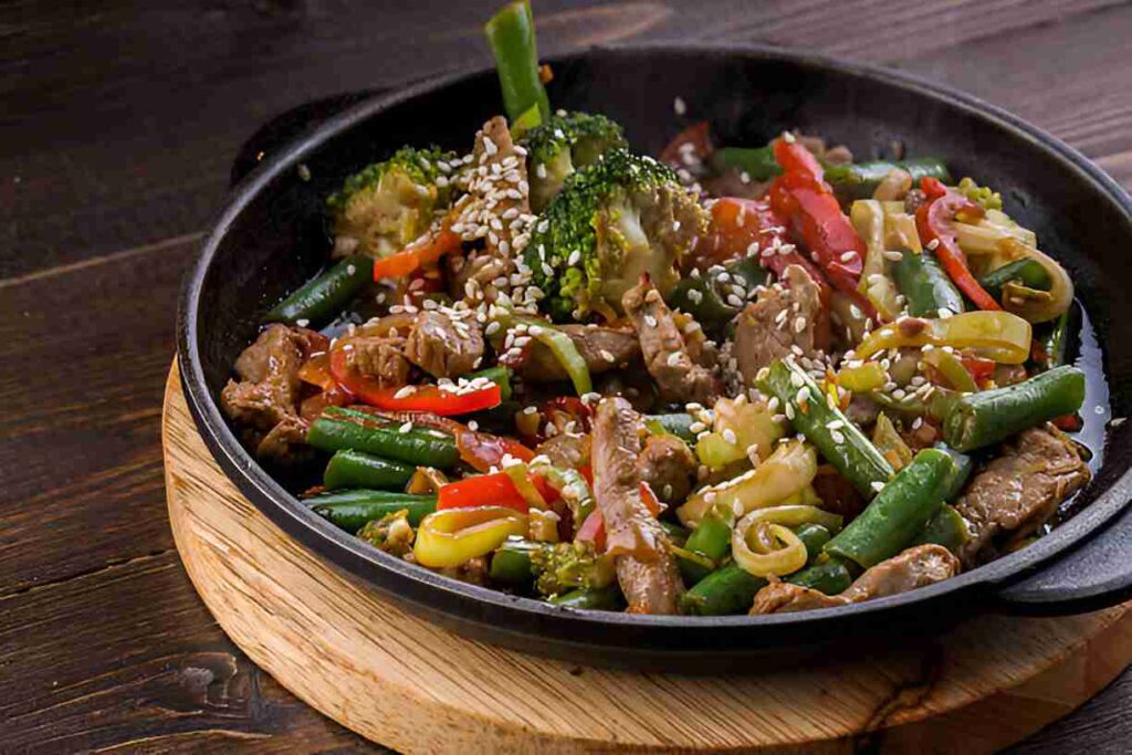 Asia Nudelpfanne mit Gemüse und Rindfleisch