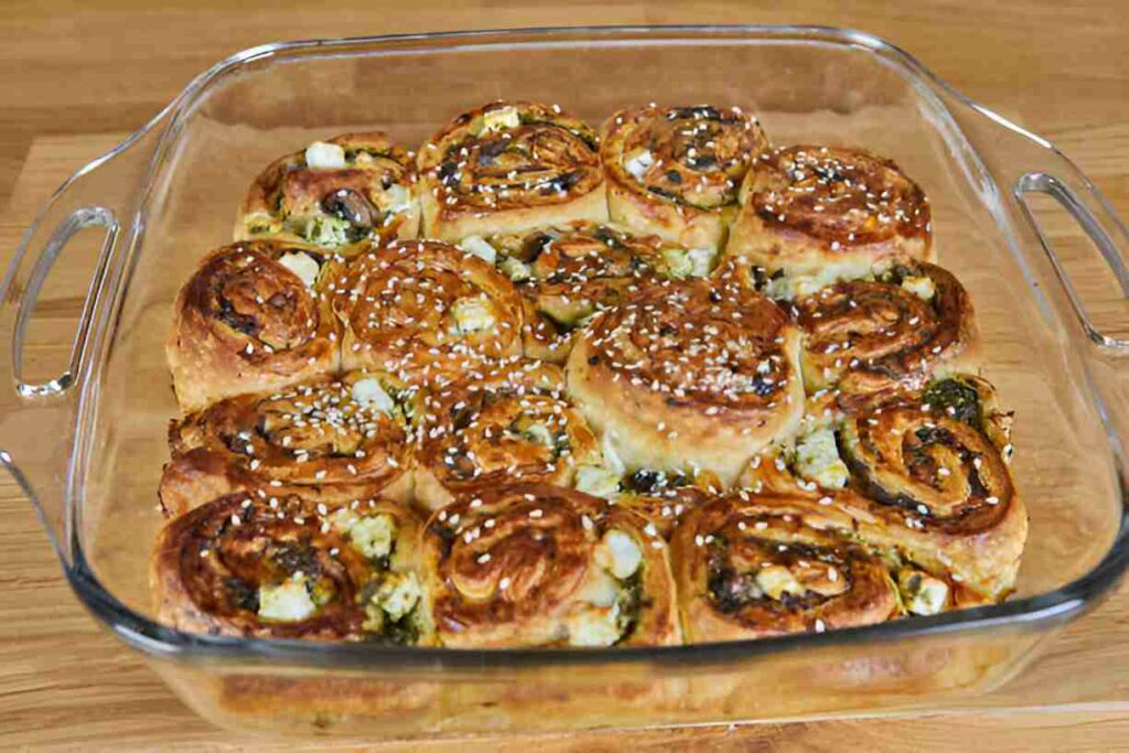 Gefüllte Brötchen mit Feta und Pesto