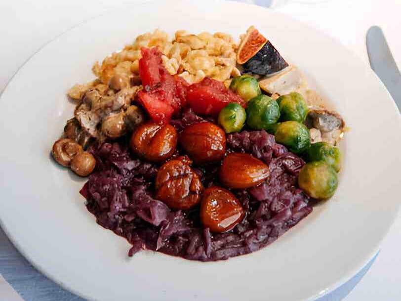 Pilz-Maronen Ragout mit Ofenknödeln und Rotkraut