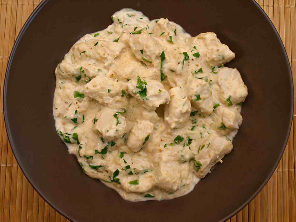 Keto Crockpot Hähnchen Alfredo