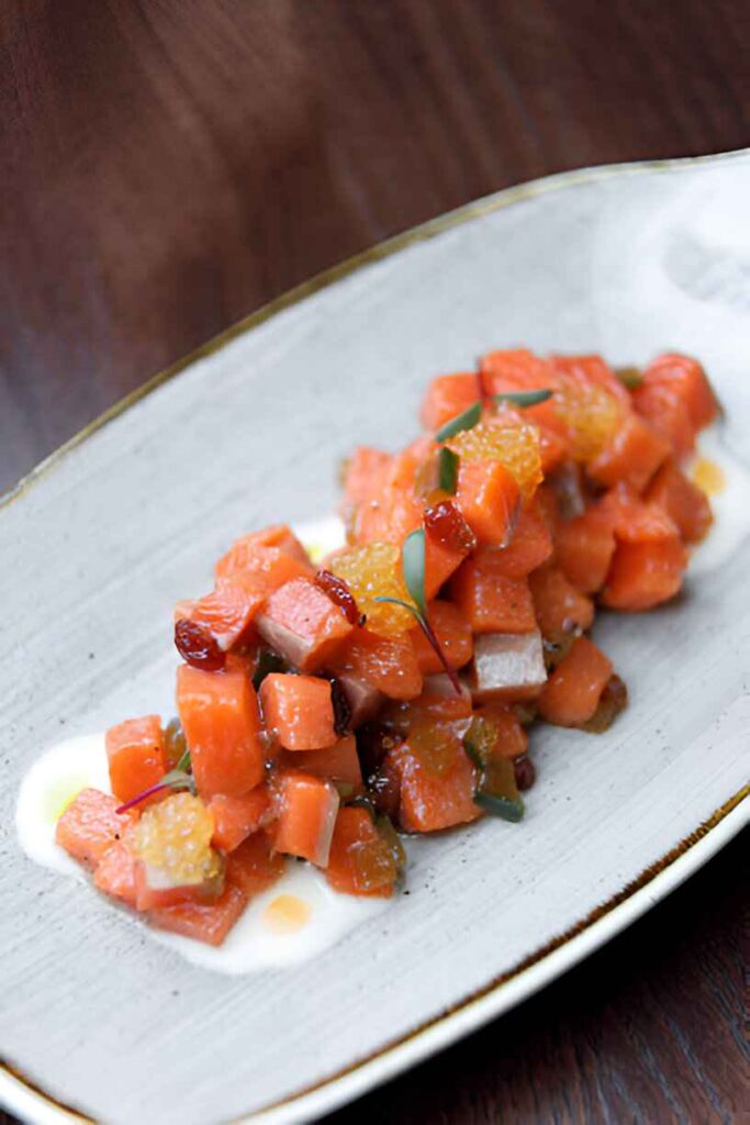 Lachs-Crudo mit scharfer Schnittlauchsauce und knusprigen Karotten