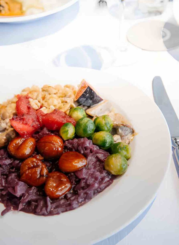 Pilz-Maronen Ragout mit Ofenknödeln und Rotkraut
