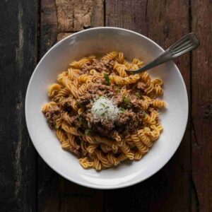 Türkische Pasta mit Joghurt und Hackfleisch