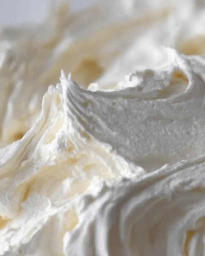 Mascarpone-Schlagsahne-Frosting auf einem köstlichen Kuchen