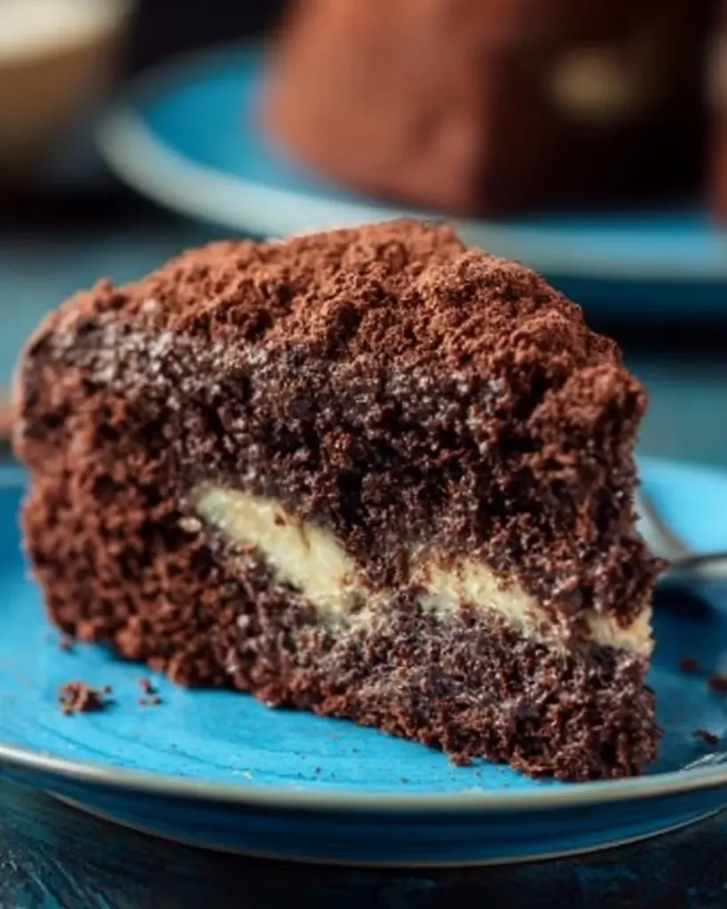 Maulwurfkuchen - schokoladiger Kuchen mit einer cremigen Füllung und dekorativem Aussehen.