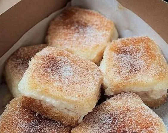 Ein verführerischer Zimt Käsekuchen auf einem Teller, garniert mit Zimtstangen.