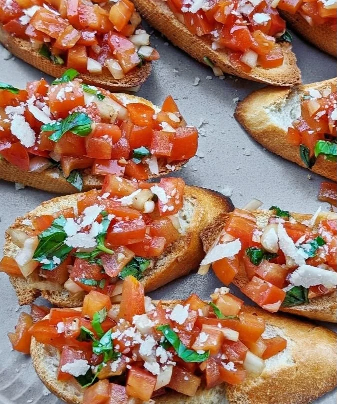 Bruschetta mit frischen Tomaten und aromatischem Knoblauchöl