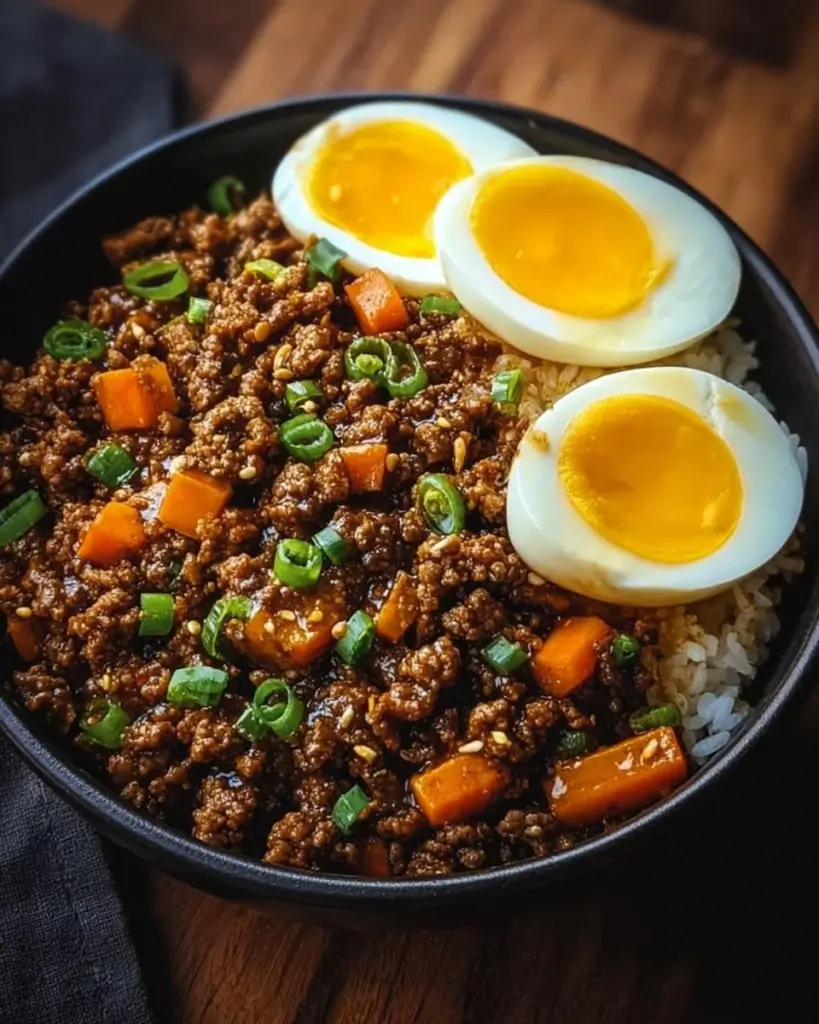 Bulgogi mit Hackfleisch auf einem Teller, garniert mit Frühlingszwiebeln.