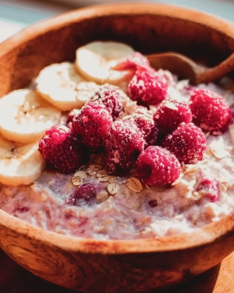 Eine Schale mit Kokos-Milchreis-Porridge, garniert mit frischem Obst
