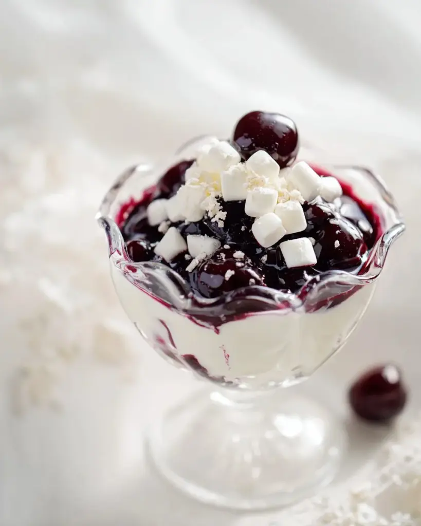 Mascarpone- und Kirschdessert in einer eleganten Glasschale serviert