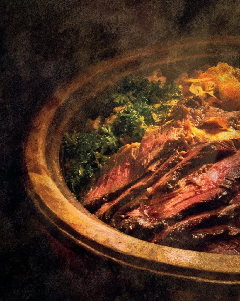Schichtfleisch aus dem Dutch Oven zubereitet und serviert