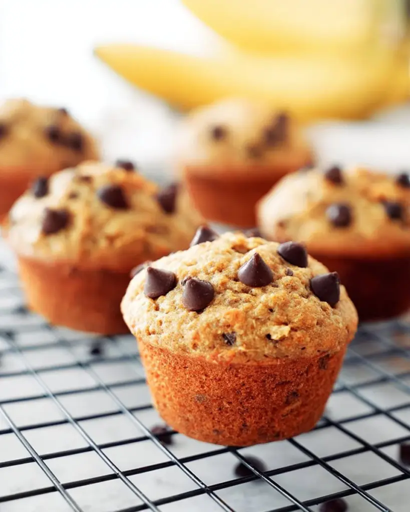 Dinkel Muffins mit Banane und Schokoladenstückchen auf einem eleganten Teller